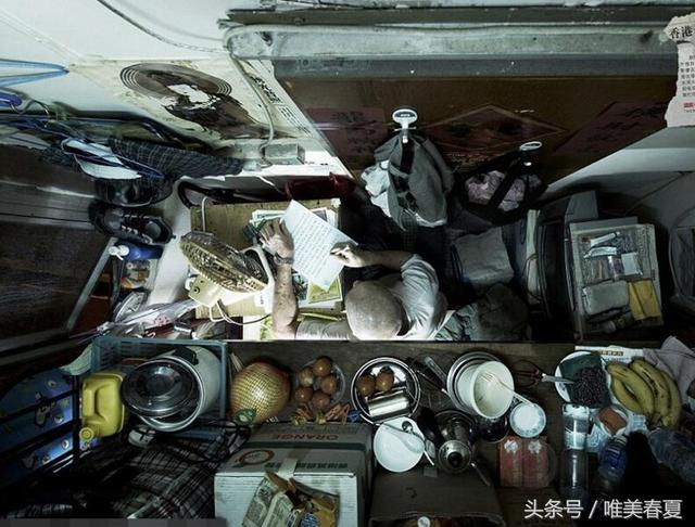 直击香港真实蜗居地，一家四口住在4平米空间里