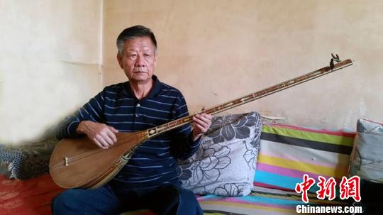 七旬老人会弹唱十二木卡姆 专家赞其民间高