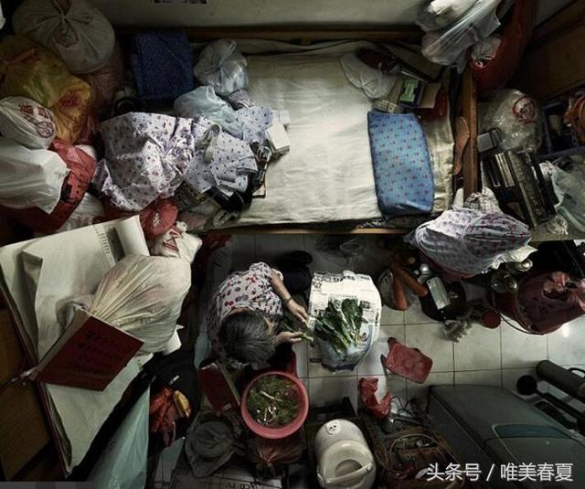 直击香港真实蜗居地，一家四口住在4平米空间里