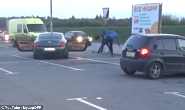 视频|宾利车乱扔垃圾 战斗民族 摩托车主拾起一