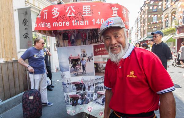 当地时间2012年7月26日,“奥运狂人”陈冠明现身伦敦唐人街宣传奥运。 东方IC 资料