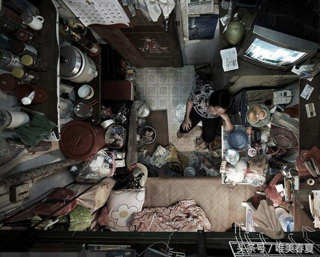直击香港真实蜗居地，一家四口住在4平米空间里