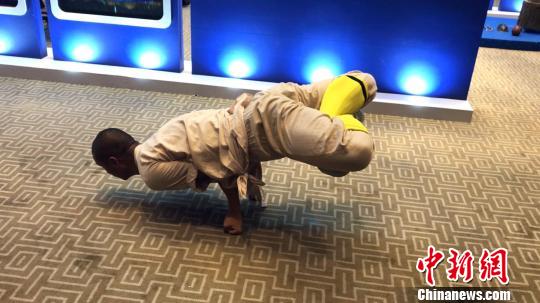 嵩山少林寺武僧团少年在现场展示祥龙摆尾、卧鱼等功夫。 王子涛 摄 第十九届中国上海国际艺术节交易会在沪开幕