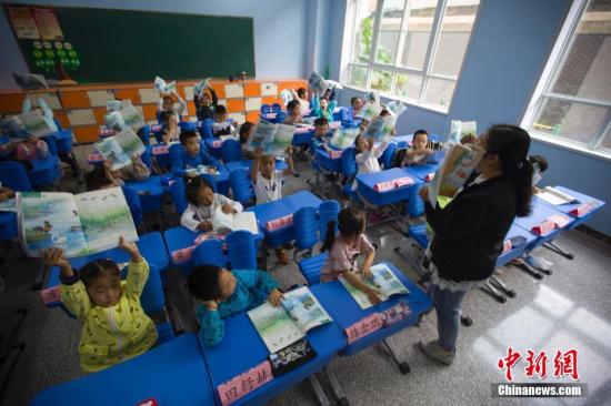 资料图：小学生正在上课。张云 摄