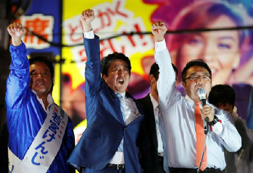 日本首相安倍(中)20日在东京出席竞选集会(路透社)