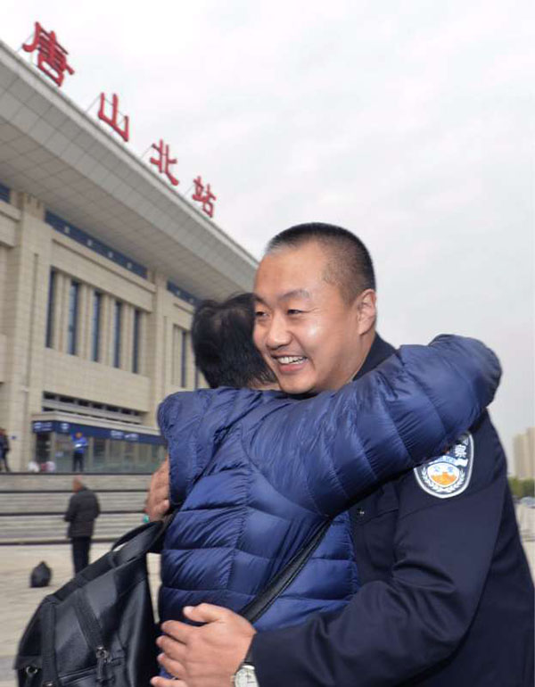 河北唐山:公安局登记96小时后,失散29年的母子