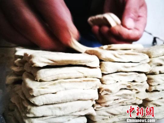 有数百年历史的贵州省大方县六龙镇上,200余家制作传统豆腐的作坊迎来生产旺季。 杨云 摄
