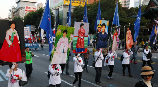 1508746443656608.jpg 21日,韩国民众高举朴槿惠画像游行