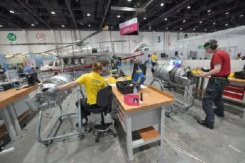 ▲10月18日，在阿联酋阿布扎比，参赛者参加世界技能大赛的飞机维修比赛。（新华社/法新社）
