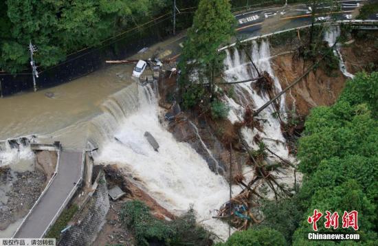 当地时间10月23日,日本岸和田市一条公路被暴雨冲毁。当日,强台风“兰恩”登陆日本列岛。