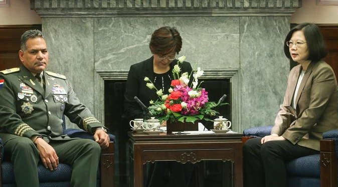 图为台湾地区领导人蔡英文23日接见多米尼加国防部长（图片来源：台湾“中央社”）