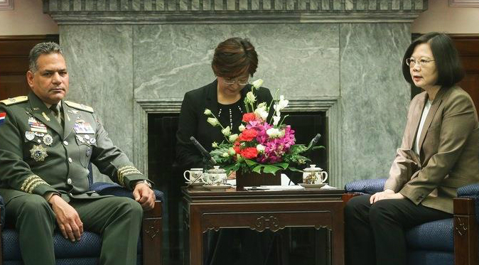 1508735456530417.jpg 图为台湾地区领导人蔡英文23日接见多米尼加国防部长(图片来源:台湾“中央社”)