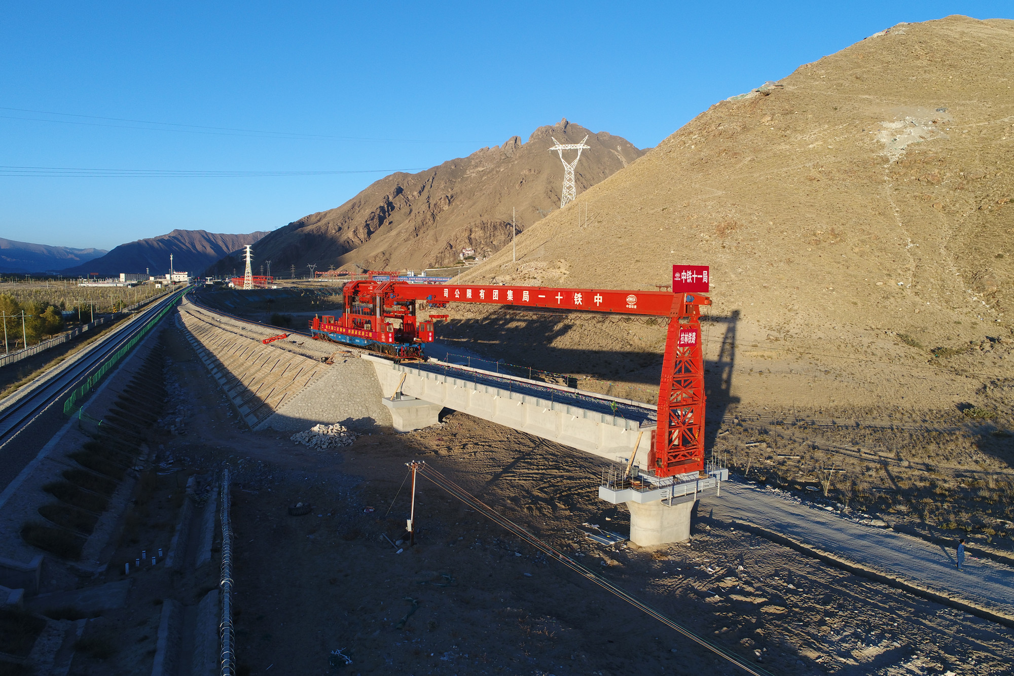 中国铁建参建雪域高原拉林铁路全线开始架梁|中国铁建|拉林|雪域高原_新浪财经_新浪网