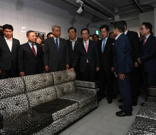 1508764393518337.png 首尔市长朴元淳参观推测为朴正熙生前坐过的沙发(复原品)
