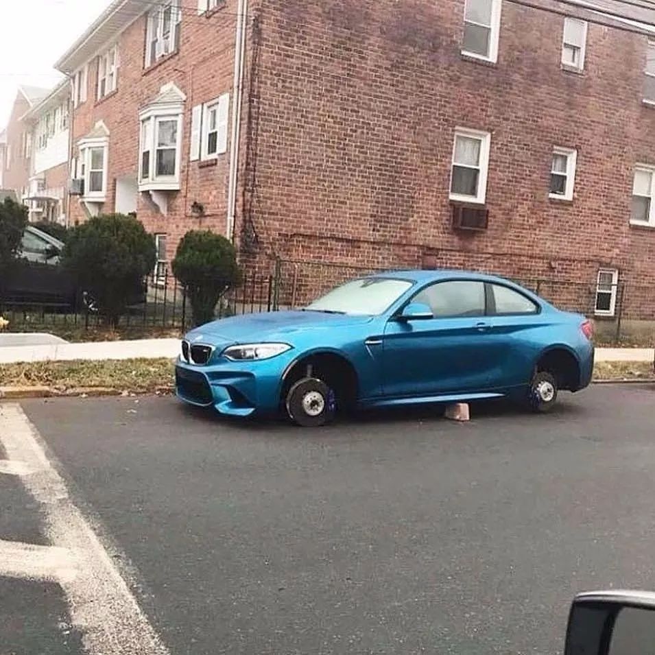 【车友互动】如果您的M2被偷四颗轮毂，一句话形容您的心情？