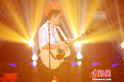 罗大佑吉他弹唱《光阴的故事》 亮相《不凡的