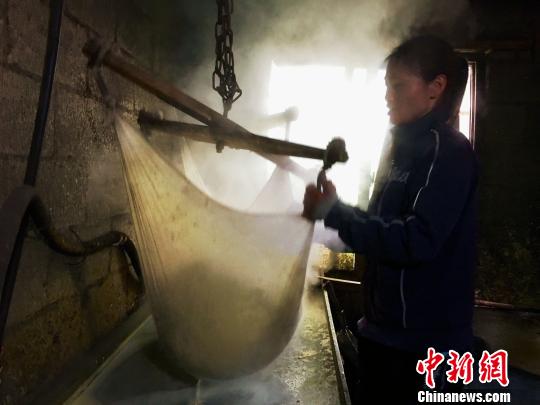 有数百年历史的贵州省大方县六龙镇上,200余家制作传统豆腐的作坊迎来生产旺季。 杨云 摄