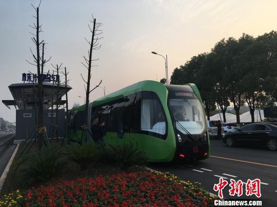 10月23日,由中国中车株洲研究所自主研发的全球首列智轨列车在“中国电力机车之都”株洲实现上路运行。 刘双双 摄