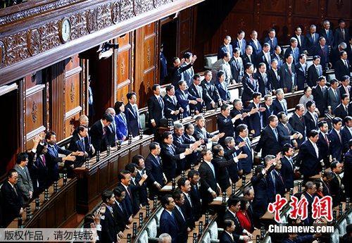 资料图:当地时间2017年9月28日,日本首相安倍晋三宣布解散众议院后,多名内阁成员举手欢呼。