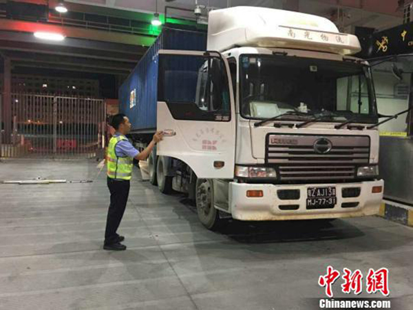 检工作人员查验运载救灾物资车辆。 中新网 图