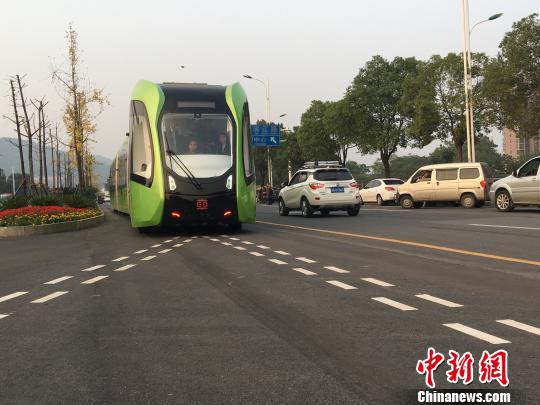 10月23日,由中国中车株洲研究所自主研发的全球首列智轨列车在“中国电力机车之都”株洲实现上路运行。 刘双双 摄