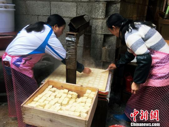 有数百年历史的贵州省大方县六龙镇上,200余家制作传统豆腐的作坊迎来生产旺季。 杨云 摄