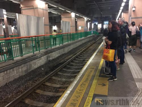 一名外籍男子涉嫌日前在香港元朗轻铁站,将一名清洁女工推落路轨,案件押后至12月18日再审。图片来源:香港电台网站。(谢馨怡摄)