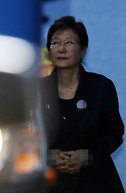 16日,7律师集体辞职,朴槿惠表示“今后就按照法官意思审吧。”