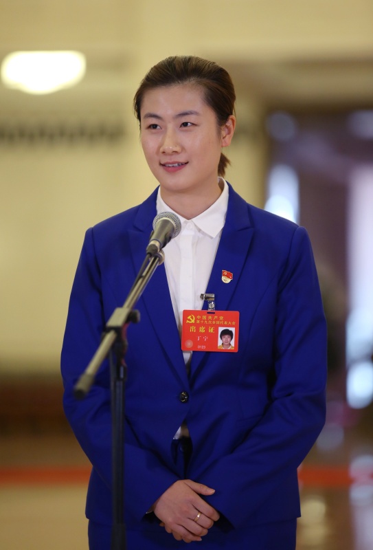 10月24日，中国共产党第十九次全国代表大会闭幕会在北京人民大会堂举行。这是闭幕会后，丁宁代表接受采访。新华社 图