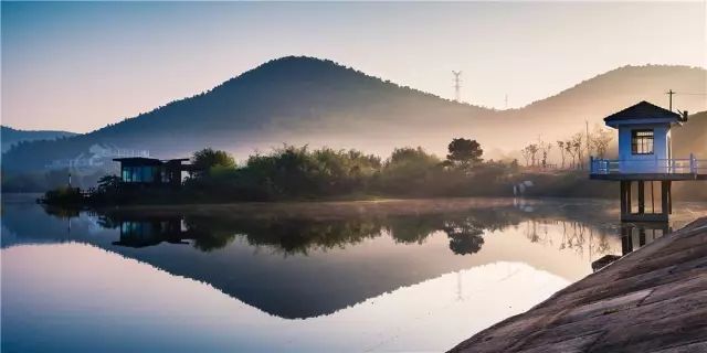 南京江宁的黄龙岘境内水库众多,黄龙潭就是其中之一,空气清新,泉水