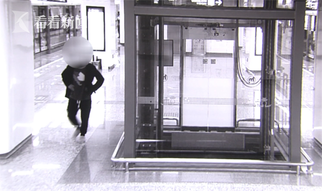 视频|好奇男子无视警告标识 任性按下地铁站