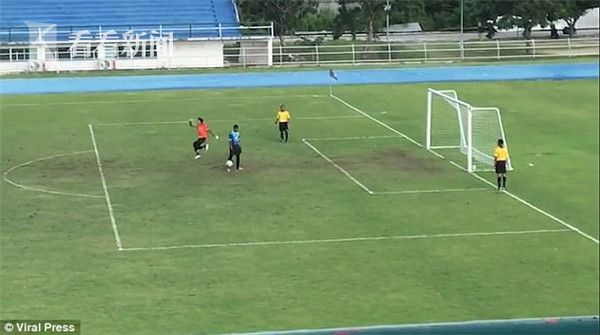 视频|高兴太早!点球踢中门楣守门员提前离场庆