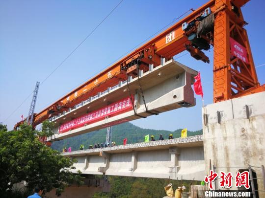 深茂铁路江茂段最后一片T梁正在架设中 邓联旭 摄