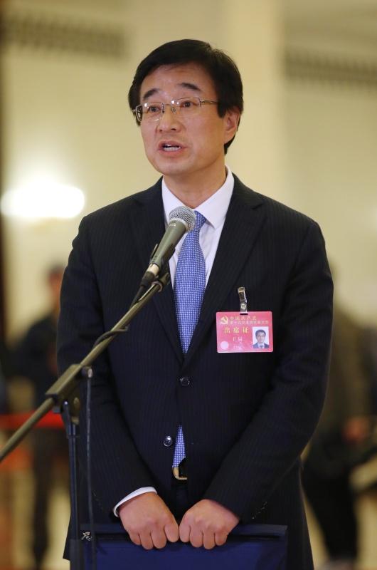 10月24日,中国共产党第十九次全国代表大会闭幕会在北京人民大会堂举行。这是闭幕会后,王辰代表接受采访。新华社 图