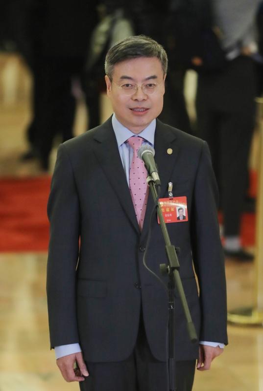 10月24日，中国共产党第十九次全国代表大会闭幕会在北京人民大会堂举行。这是闭幕会后，金东寒代表接受采访。新华社 图