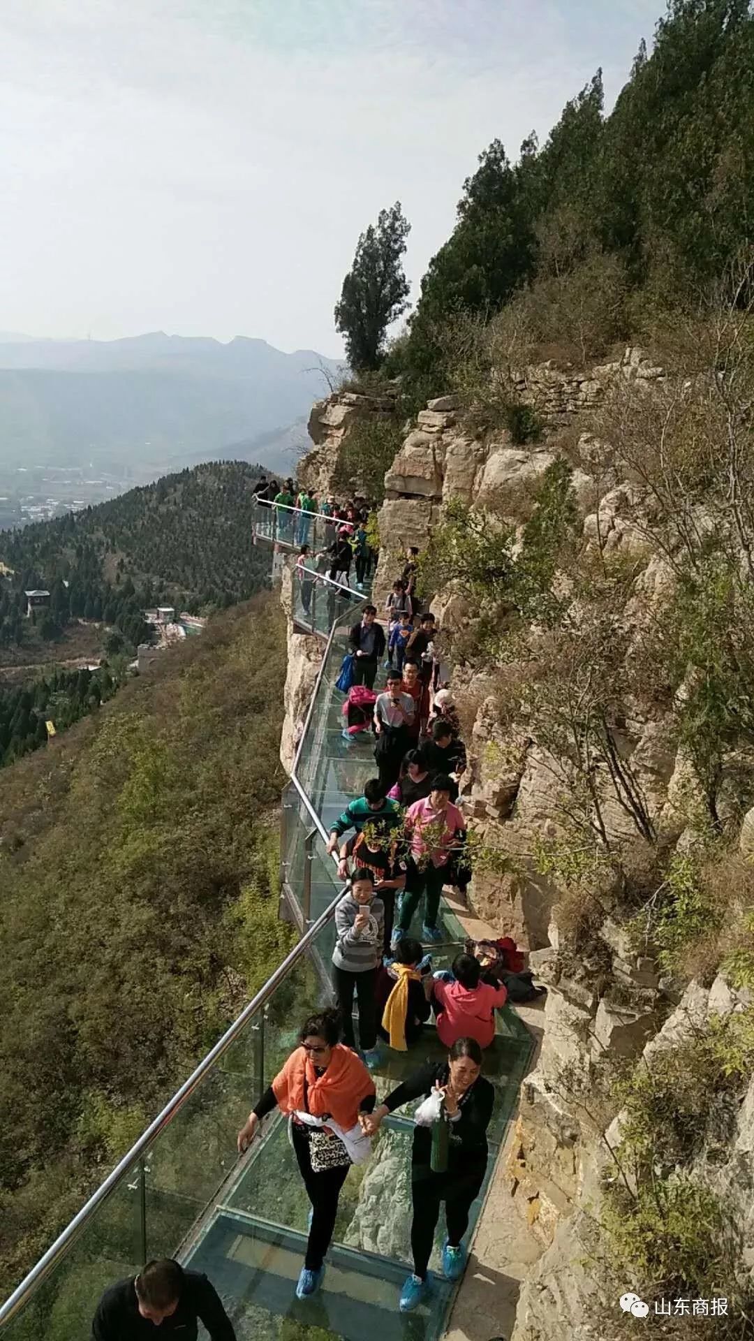 山东商报邀你游玩石崮寨景区,逛山会买山货体验玻璃栈道