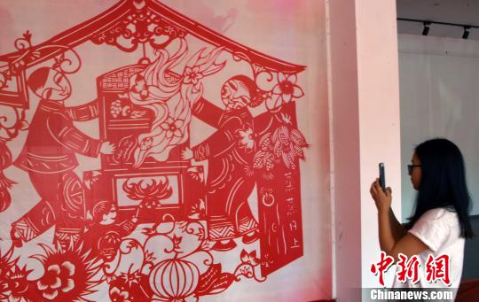 中华民俗节日剪纸艺术作品展吸睛。 记者刘可耕 摄