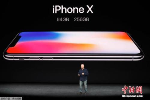 资料图:北京时间9月13日,苹果公司发布5.8英寸的全面屏手机iPhone X,最低售价8388元,顶配版本接近万元。