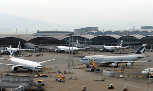 资料图片：停靠在香港国际机场的国泰航机。新华社记者 黄本强 摄