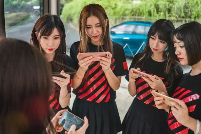 飚车打王者是男性专利?这几位颜值女神分分钟带你Carry全场