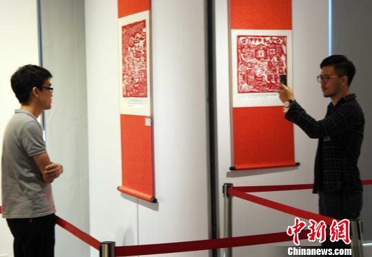 该展共展出剪纸艺术作品120余幅,每幅作品都充满了趣味性、故事性、哲理性,让人意犹未尽。 记者刘可耕 摄