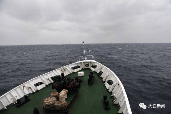  中国海监船在钓鱼岛毗连区海域内巡航（图/新华社）