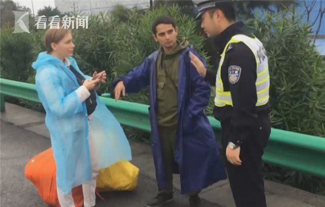 视频|俄罗斯穷游驴友被困高速 交警助其搭顺