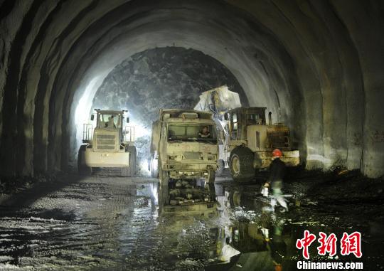 正在施工建設(shè)的米倉山隧道南江段?！⒅铱　z