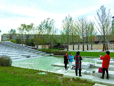 流水潺潺，不少市民赶来拍照留影。本文图片均来自北京晚报