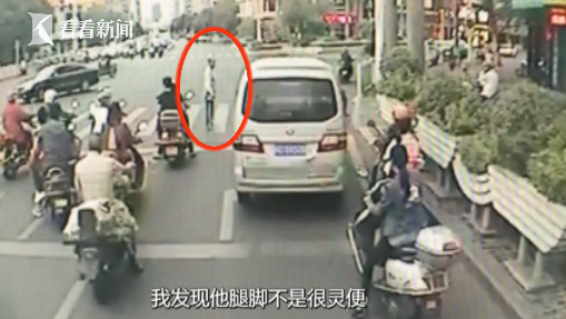 视频|暖心!公交车斑马线前礼让拄拐老人 老人行