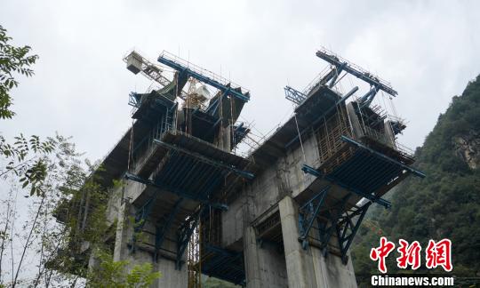 巴陜高速四川南江段正在建設(shè)的高速公路橋梁。　劉忠俊　攝