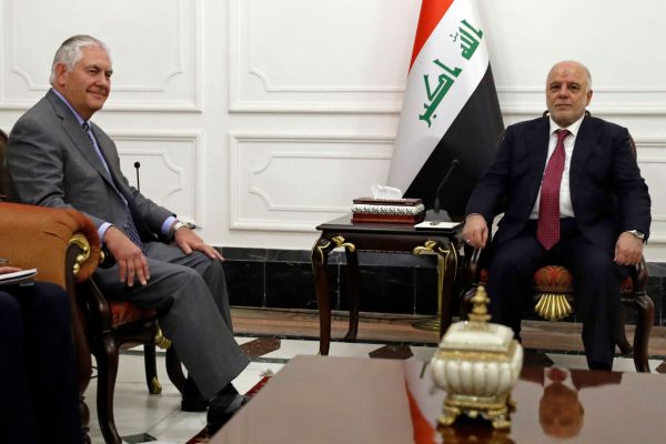 美国国务卿蒂勒森（左）23日访问巴格达并会见伊拉克总理阿巴迪（法新社）