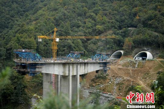 巴陜高速四川南江段正在加快建設(shè)的橋梁和隧道?！⒅铱　z