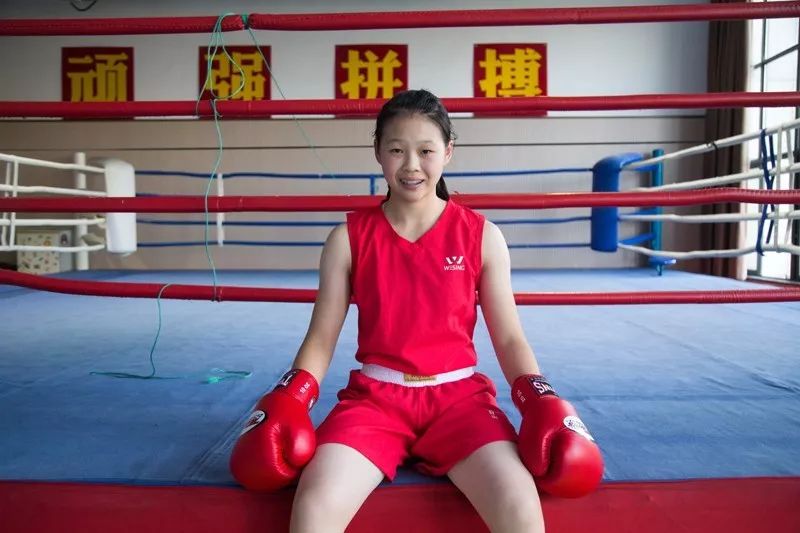 快报男记者昨天挑战杭州14岁女拳王,教练悄悄叮嘱小姑娘:不许打脸